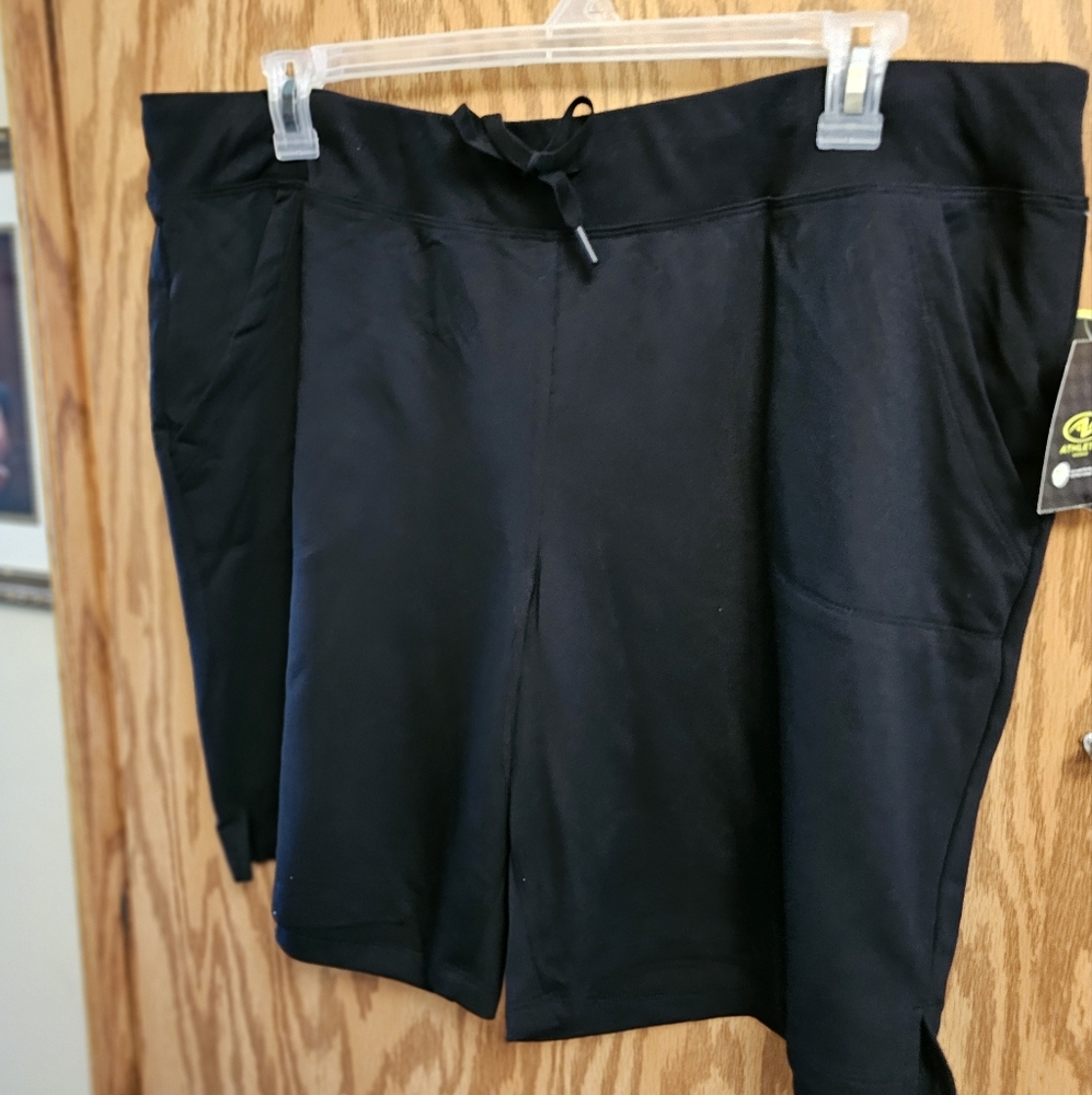 NEW. SHORTS 2X WOMANS